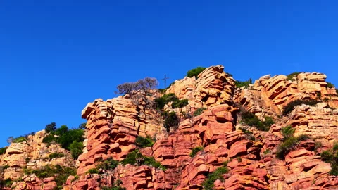 Red sandstone cliff face under clear blue sky, Spain Vídeo Stock 344692417
