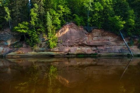 Red sandstone cliffs by the river in Gauja national park in Latvia Foto stock