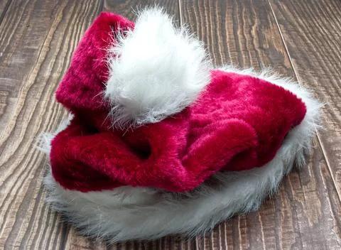 Red Santa Claus hat isolated on wooden background. Foto stock