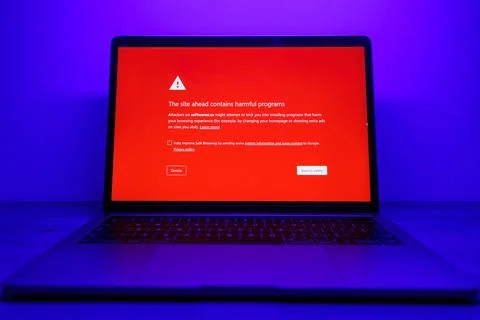 Red screen with malware warning. Visiting fishy websites with viruses Foto stock