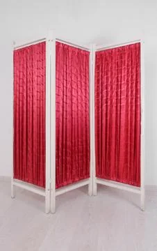 Red screen with a white tree on a white background Stockfoto's