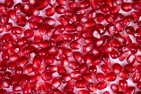 Red seed pattern. Macro image showcasing repetitive glossy pomegranate seed.. 库存照片