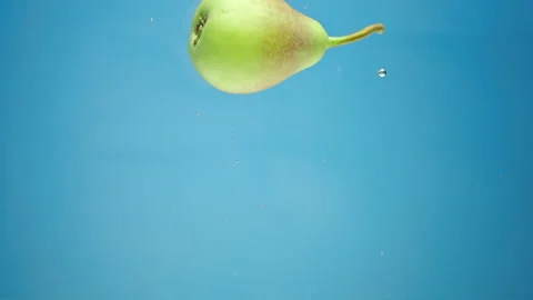 Red-sided yellow pear floats in water 库存影片 159235147