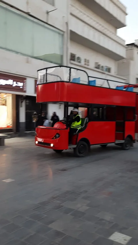 Red Sightseeing Bus on Bustling Street Near Prophet’s Mosque Vídeo Stock 322052887