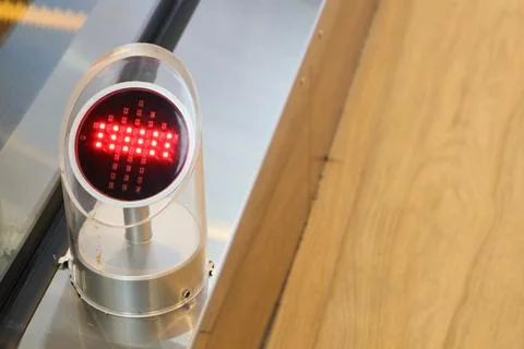The red signal light indicates when to stop or be cautious due to warnings ahead Foto stock