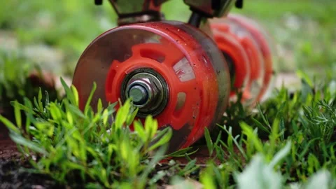 Red skateboard Stockbeeldmateriaal 154428299