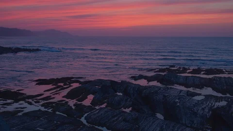 Red sky and its reflections on the seascape Stock Footage 112295222