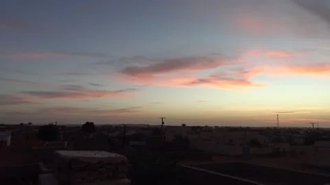 Red sky over Chinguetti at dawn, Sahara, Mauritania Vidéo 149297439