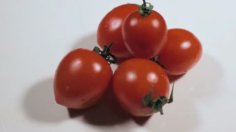 Red small tomatoes on white background Vidéo 87923455