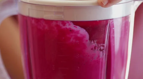 Red smoothie making in blender Vídeo Stock 35946628