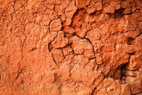 Red soil clay texture background pattern cracked wall dry Foto stock