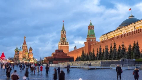 Red Square, Kremlin, Spasskaya Tower, St. Basil's Cathedral on a winter evening. Stock-Footage 129971972
