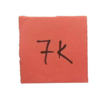 Red square sticky note with the text 7k written in black marker Stock Photos