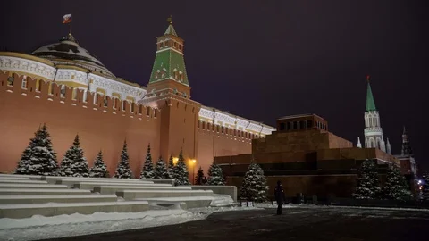 Red Square in the winter evening. Kremlin and Lenin Mausoleum Vídeos de archivo 100920155