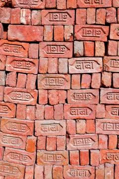 Red stapled bricks give a harmonic pattern in the sun 스톡 사진