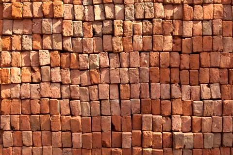 Red stapled bricks give a harmonic pattern in the sun 스톡 사진