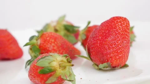 Red strawberries close rotating view, View of strawberries in a white plate Video stock 148216564