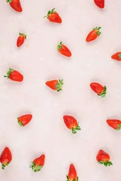 Red strawberries pattern on pink background Creative Valentine Day romanti... 스톡 사진
