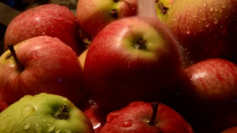 Red-striped apples is washed Vídeo Stock 328642524