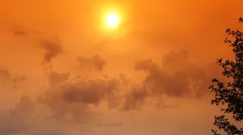 Red Sun with Cloud Fotos Stock