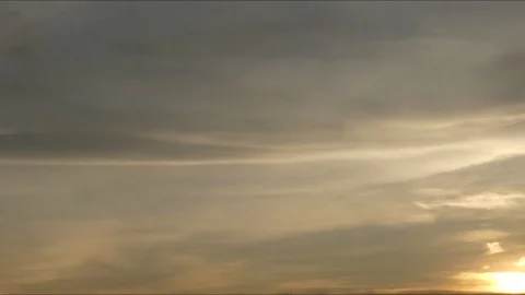 Red sun disk time lapse dawn with flowing cloud waves Stock-Footage 92338931