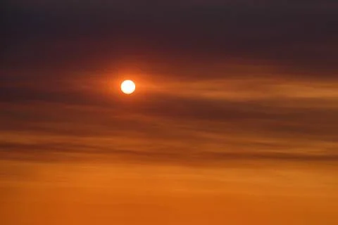 Red sun glowing through dense smoke and heavy haze. Atmospheric pollution l.. Foto stock