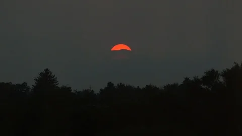 Red sun sets over smokey mountain Stock-Footage 93666452