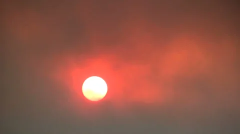 Red Sun in Wildfire Smoke Stockbeeldmateriaal 26098315