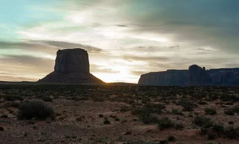 Red sunset against the backdrop of red sandstone rocks, Monument Valley, Ar.. Foto stock