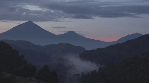 Red sunset behind the mountain's in Uganda. Видео 69143053