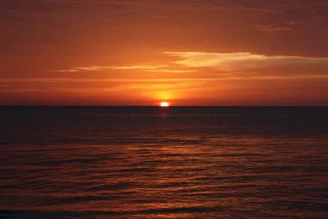 Red Sunset Over the Ocean Stock-Fotos
