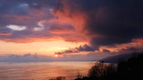 Red sunset over the sea. The sun is setting over the horizon. Vidéo 108610187