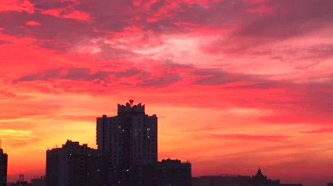 Red sunset. Sunset in the city. Time lapse. Video stock 56618928