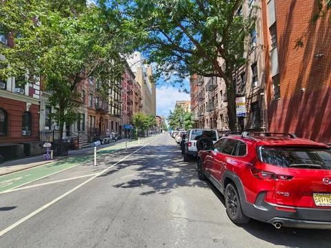 Red SUV Parked on a Tree Lined East 13th Street in Manhattan Foto stock