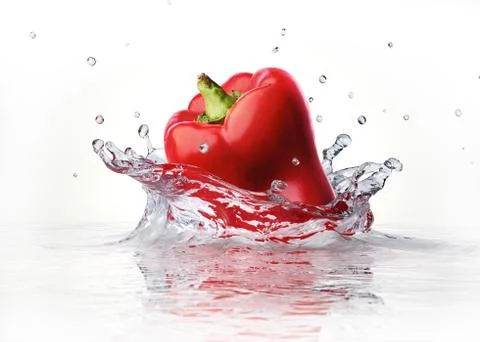 Red sweet bell pepper falling and splashing into clear water. Illustrazione stock