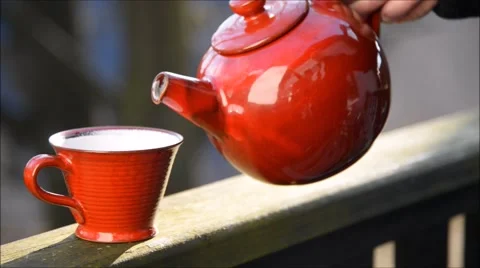 Red teapot with teacup 库存影片 47635173