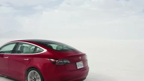 Red Tesla Model 3 drifting in Bonneville Salt Flats 스톡 동영상 132592211