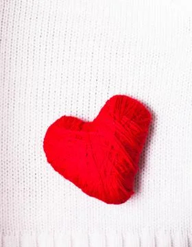Red thread heart Red thread heart over knitted white textile. Valentine ba... Foto stock