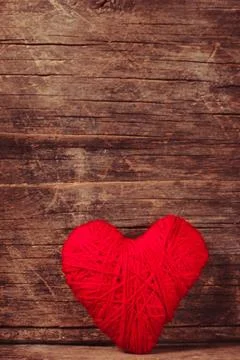Red thread heart Red thread heart over old shabby background. Valentine co... Foto stock