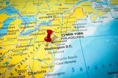 Red thumbtack in a map, pushpin pointing at Washington D.C. city Foto stock