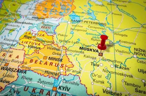 Red thumbtack in a map, pushpin pointing at Moscow city Foto stock