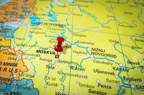 Red thumbtack in a map, pushpin pointing at Moscow city Foto stock