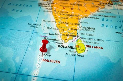 Red thumbtack in a map, pushpin pointing at Maldives island Foto stock