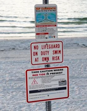 Red tide and rip current sign. Foto stock