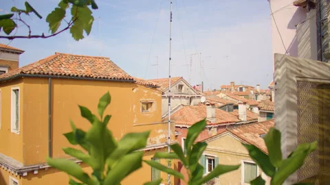 Red tile roofs of densely built-up area in the historic center of Venice, Italy Vídeos de archivo 296522150
