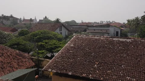 Red tiled roofs and blooming plumerias at Galle Fort, editorial video Vidéo 331644149