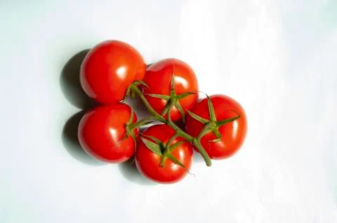 Red tomatoes bunch on light background.Fresh picked vegetables Foto stock