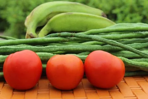Red tomatoes display with multiple vegetables for health and diet background. 库存照片