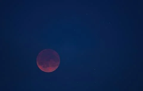 Red Total Lunar Eclipse Shining in the Night Sky Fotos Stock