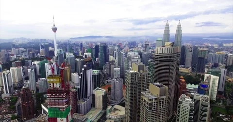 Red Tower Crane Works Between the City's Tallest Landmarks 動画素材 70010990